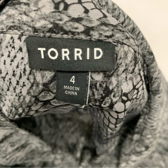 Torrid Top Blouse Woman‎ 4X  Snake Print Button Front Half Roll Tab Sleeve Light - Picture 3 of 10